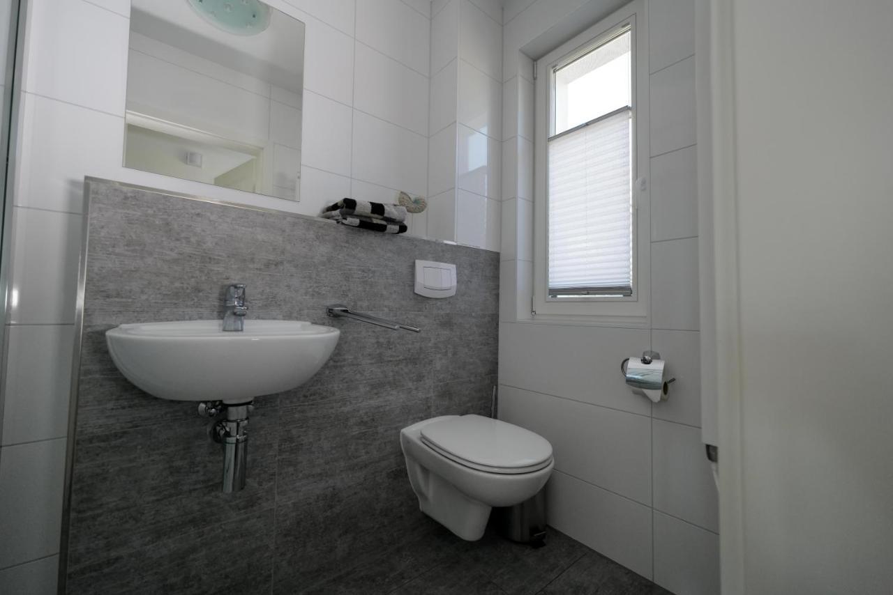 Ostseelagune Zingst, Exklusive Dhh, Strandnah, Sauna, Kamin, 3 Sz, 2 Baeder, Glasfaser, Haustierfrei, Garten Mit Suedterrasse, E-Ladesaeule, 2 Stellplaetze, Strandkorb, Fahrradschuppen, Waschmaschine, Trockner, Nichtraucher Extérieur photo