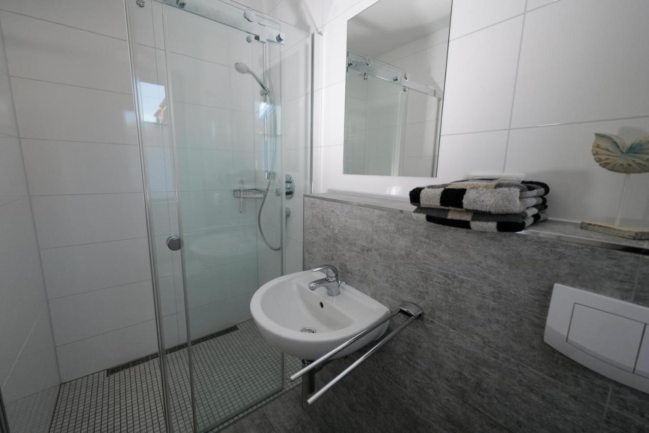 Ostseelagune Zingst, Exklusive Dhh, Strandnah, Sauna, Kamin, 3 Sz, 2 Baeder, Glasfaser, Haustierfrei, Garten Mit Suedterrasse, E-Ladesaeule, 2 Stellplaetze, Strandkorb, Fahrradschuppen, Waschmaschine, Trockner, Nichtraucher Extérieur photo