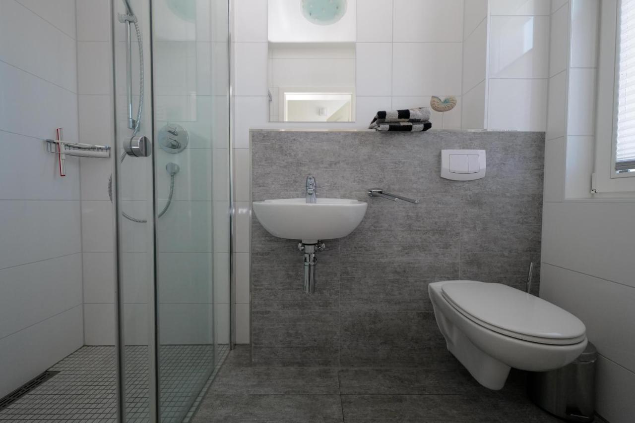Ostseelagune Zingst, Exklusive Dhh, Strandnah, Sauna, Kamin, 3 Sz, 2 Baeder, Glasfaser, Haustierfrei, Garten Mit Suedterrasse, E-Ladesaeule, 2 Stellplaetze, Strandkorb, Fahrradschuppen, Waschmaschine, Trockner, Nichtraucher Extérieur photo