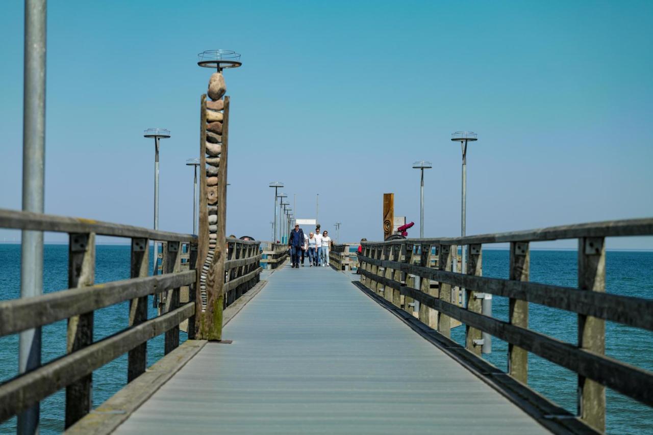 Ostseelagune Zingst, Exklusive Dhh, Strandnah, Sauna, Kamin, 3 Sz, 2 Baeder, Glasfaser, Haustierfrei, Garten Mit Suedterrasse, E-Ladesaeule, 2 Stellplaetze, Strandkorb, Fahrradschuppen, Waschmaschine, Trockner, Nichtraucher Extérieur photo